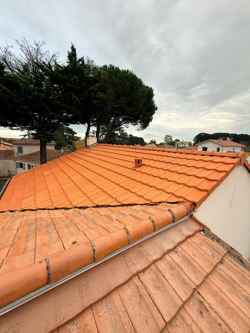 La même toiture terminée, couverte en tuiles neuves