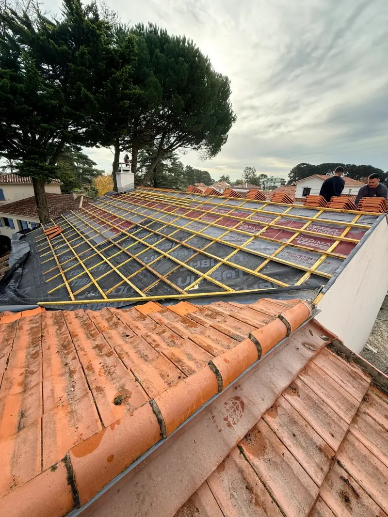 Toiture en cours de réfection, liteaux et écran de sous-toiture posés