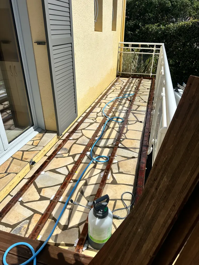 La même terrasse en pierre après nettoyage