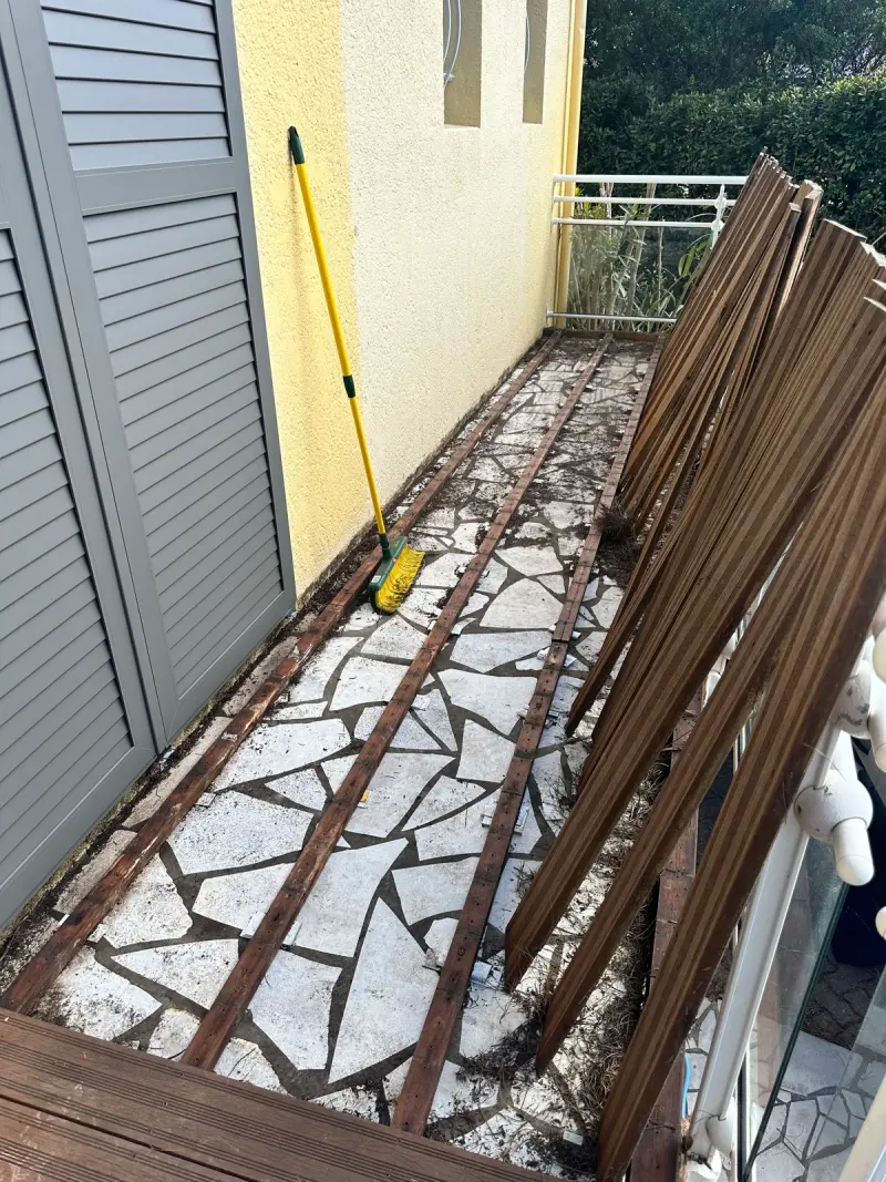 Terrasse en pierre encrassée, avant nettoyage