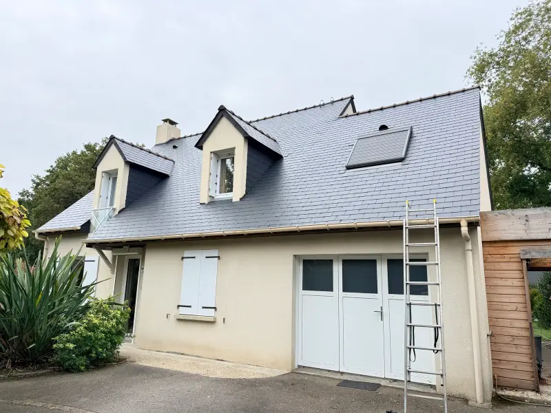La même maison, toiture en ardoise nettoyée et remise en peinture