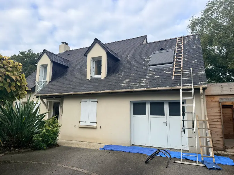 Maison dont la toiture en ardoise a perdu sa couleur, avant traitement