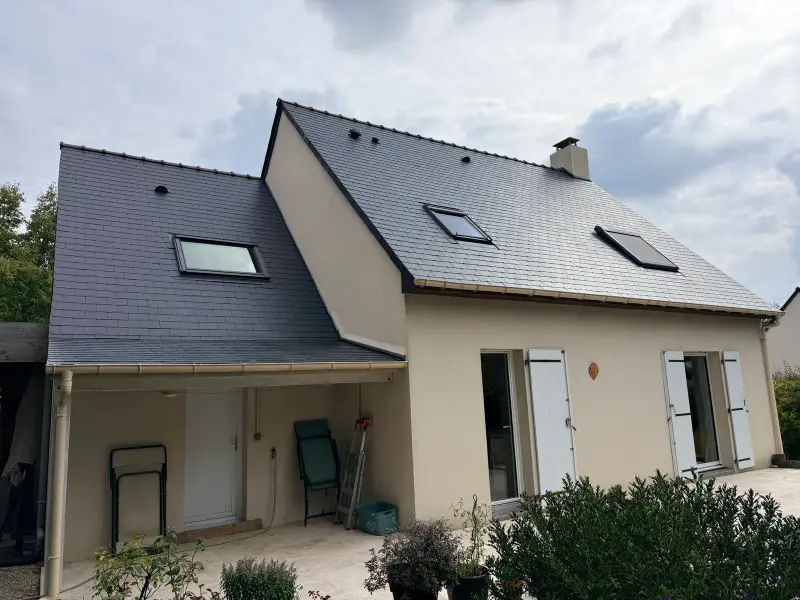 La même façade arrière, toiture en ardoise nettoyée et remise en peinture