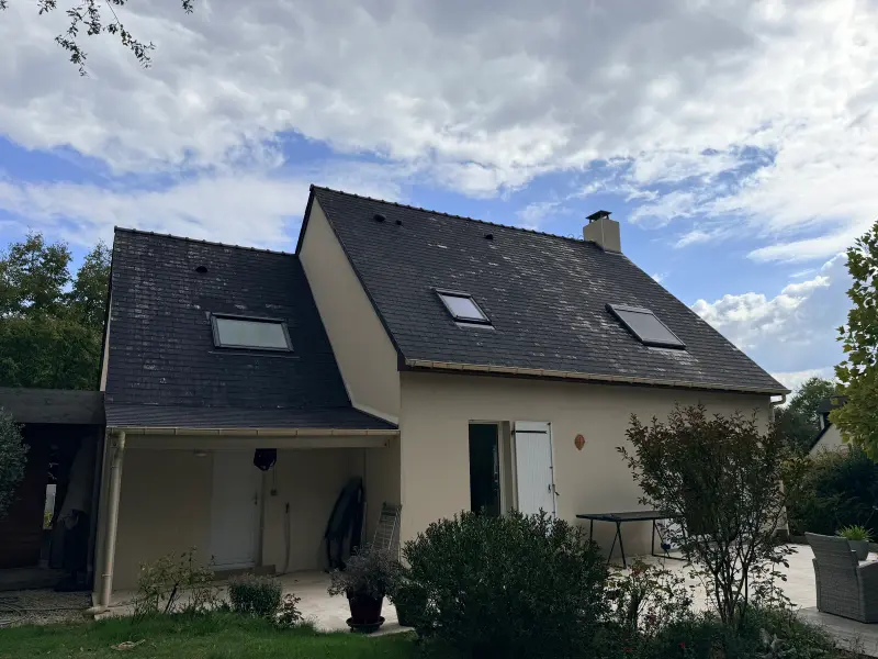Façade arrière de la maison, toiture en ardoise ternie