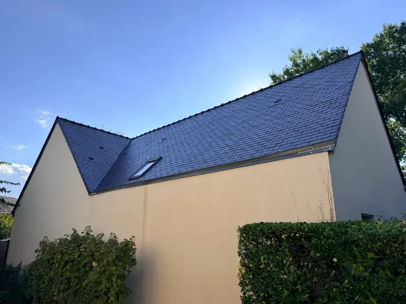 La même toiture en ardoise nettoyée et protégée par un hydrofuge coloré