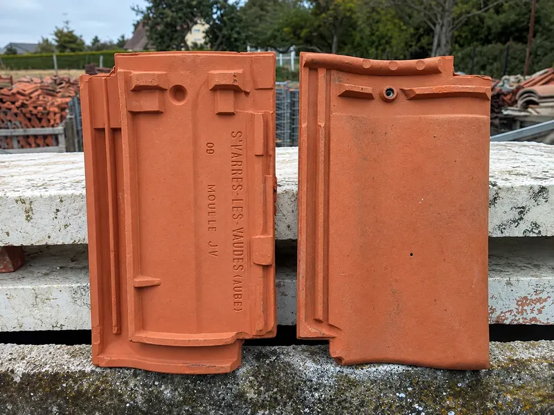 La même tuile après traitement hydrofuge, surface nette et teinte uniforme
