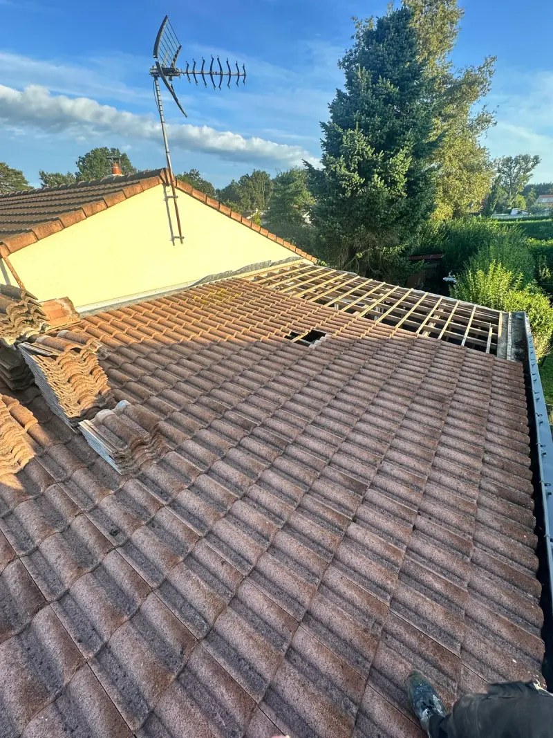 Rénovation d'une toiture en tuiles dans le Pays de Retz