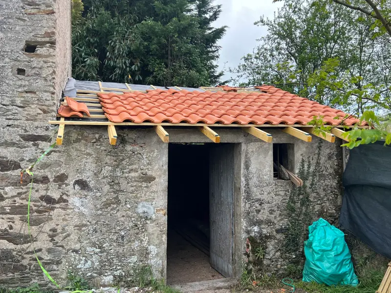 Toiture neuve en tuiles sur une dépendance en pierre à Pornic