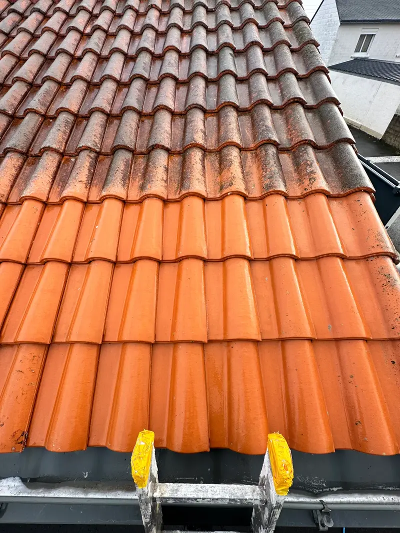 Toiture démoussée et nettoyée par Matel Couverture