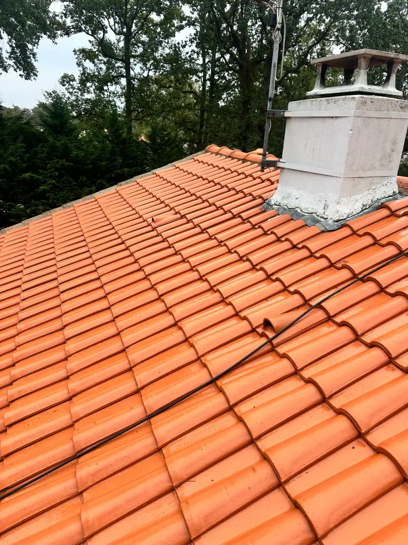 Toiture démoussée et nettoyée par Matel Couverture