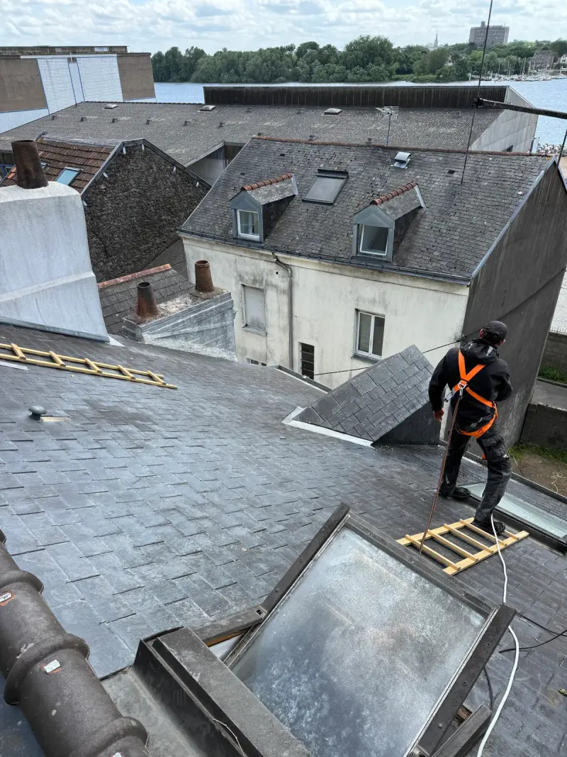 Nettoyage d'une toiture en ardoise avec fenêtres de toit en nord Vendée