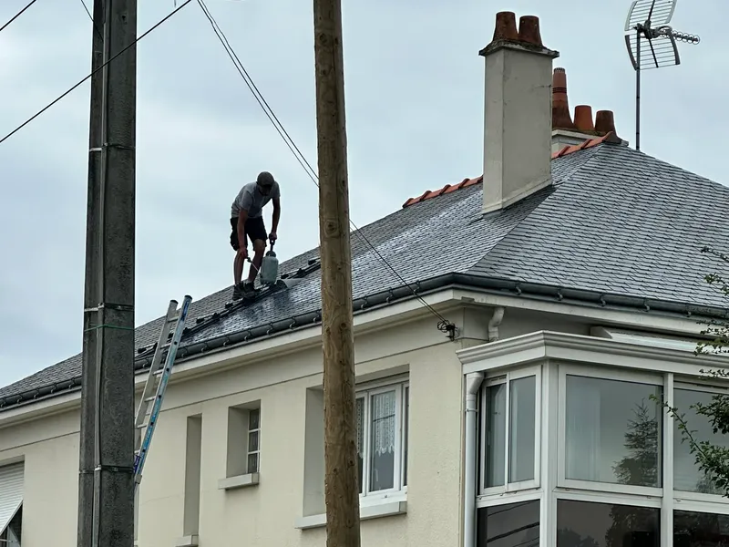 Application d'un hydrofuge coloré sur une toiture en ardoise