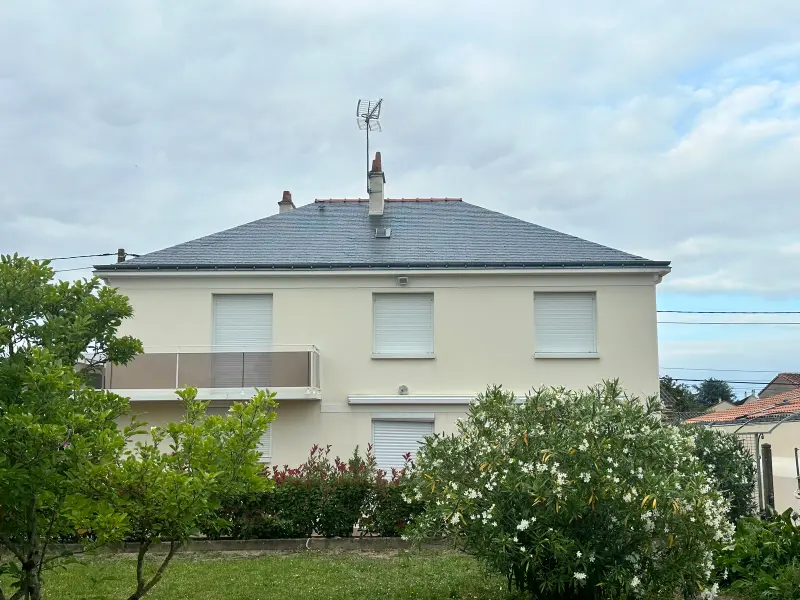 Maison dont la toiture en ardoise a été nettoyée et protégée par un hydrofuge