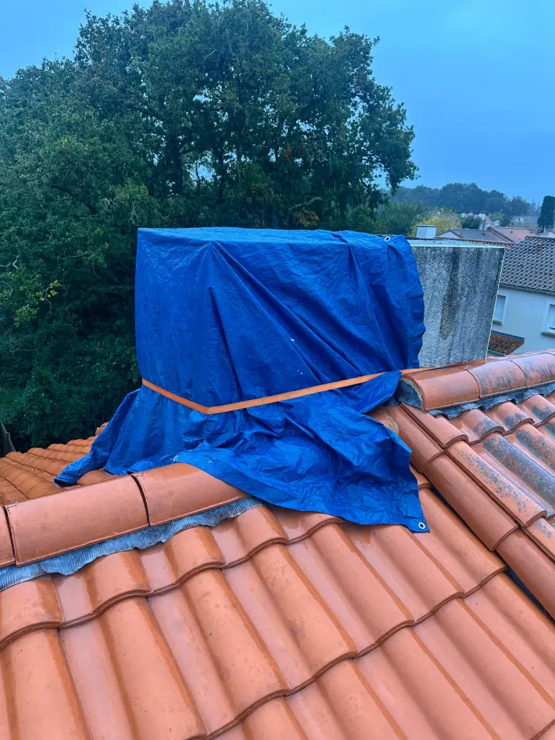 Bâche d'urgence sur une cheminée après une fuite à Pornic