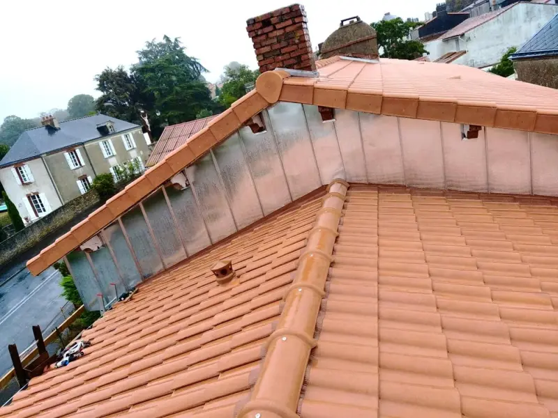 Habillage en zinc entre un mur et une toiture en tuiles à Pornic