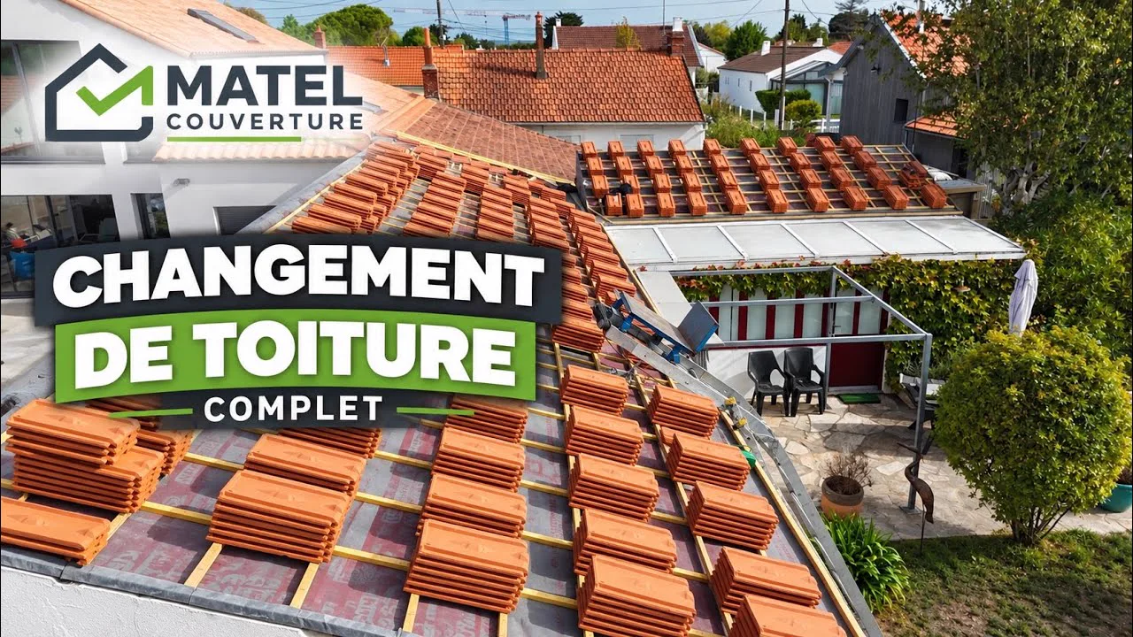 Toiture en tuiles en cours de rénovation par Matel Couverture